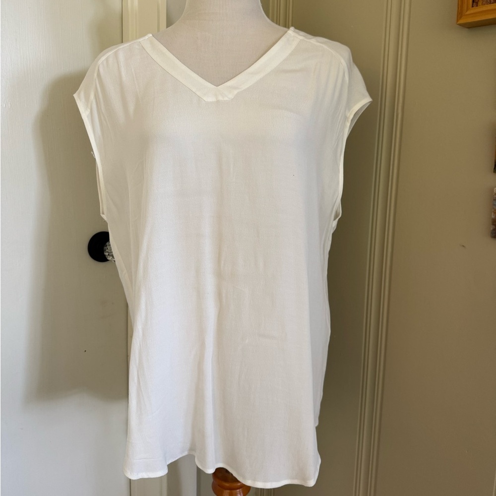 Chico’s 100% rayon great cream staple piece